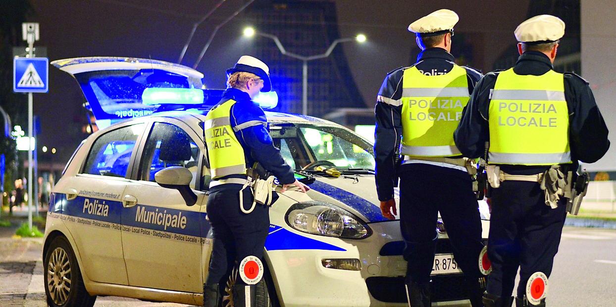 Folle corsa sullo scooter rubato a Modena: scappa dalla polizia sulla ciclabile