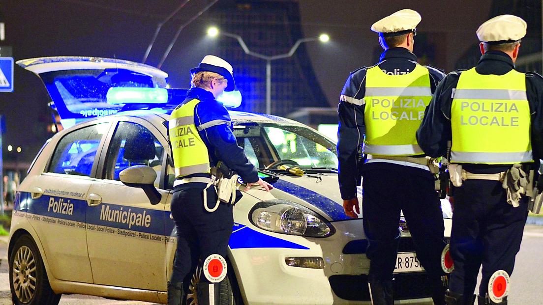 Folle corsa sullo scooter rubato a Modena: scappa dalla polizia sulla ciclabile