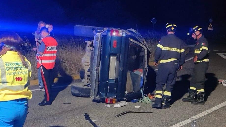 Auto si ribalta sulla Alghero-Bosa: due feriti