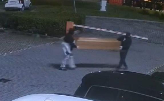 
	Il posizionamento della bara ripreso dalle telecamere dell'albergo

