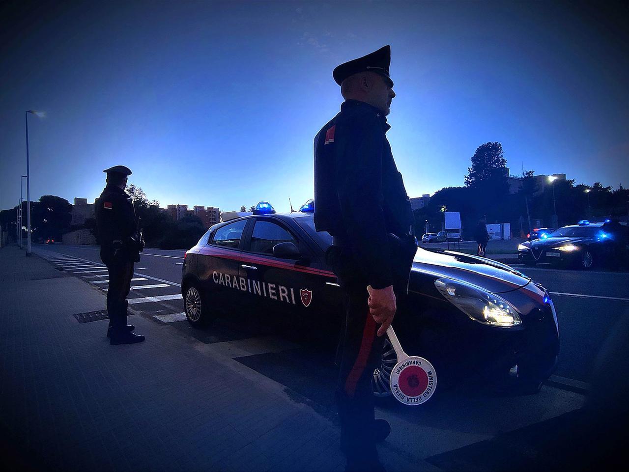 Tenta di uccidere il padre con un attizzatoio e poi prova a strangolarlo: arrestato 27enne