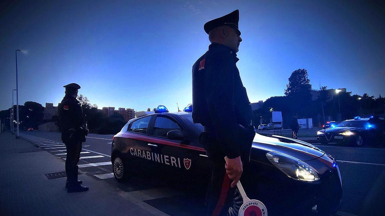 Tenta di uccidere il padre con un attizzatoio e poi prova a strangolarlo: arrestato 27enne