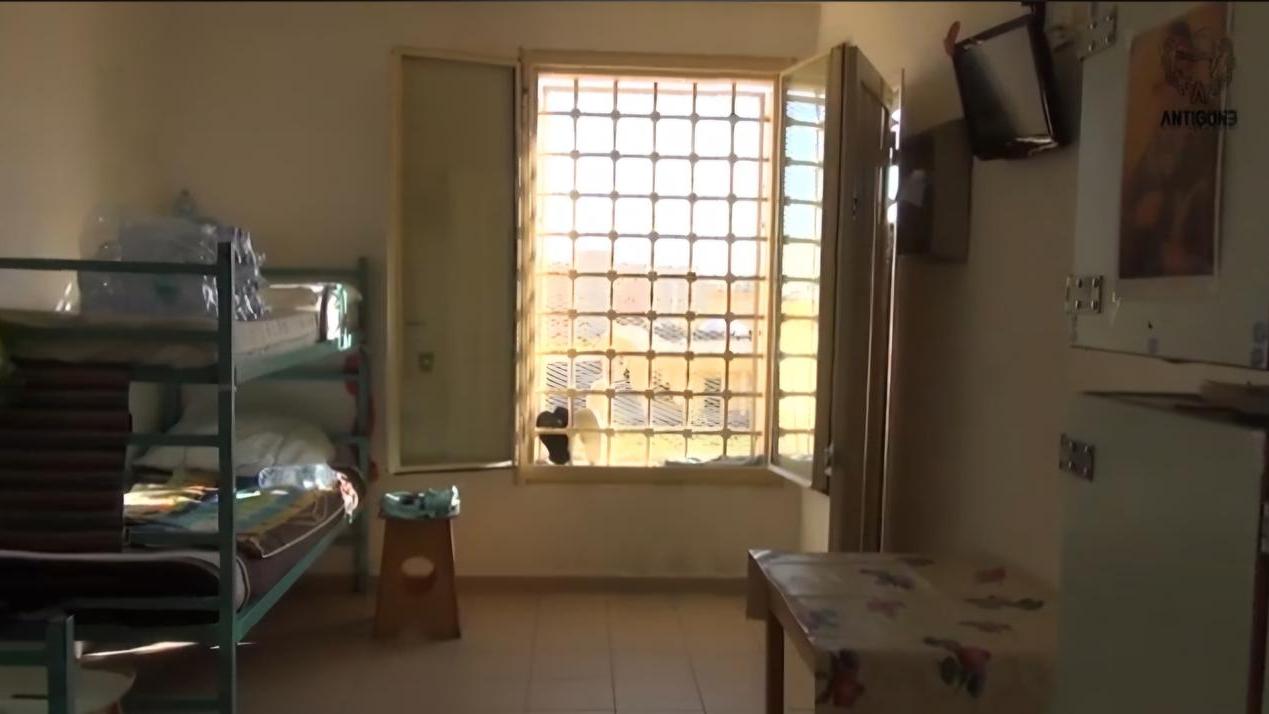 Tensione in carcere: un detenuto aggredisce un agente, un altro incendia la cella