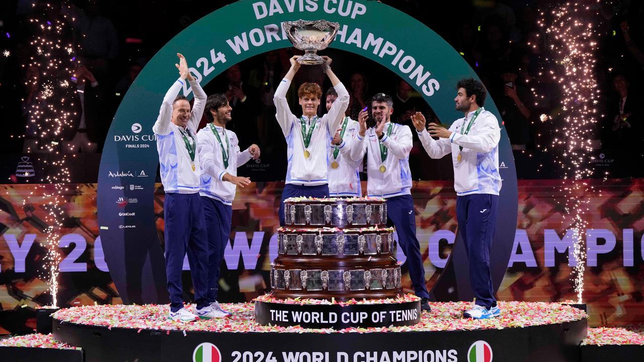 Tennis, a Olbia i trofei della Coppa Davis e della Billie Jean King