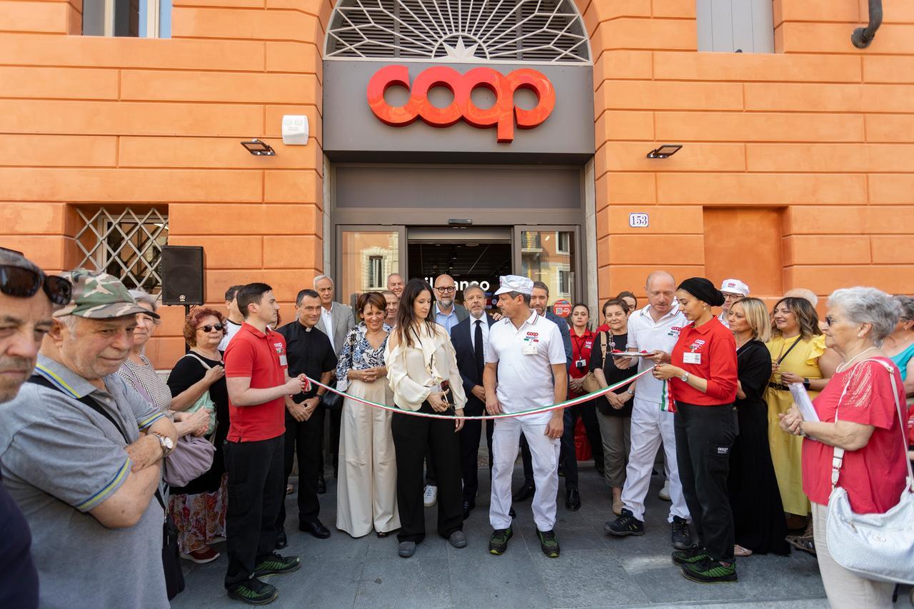 
	Taglio del nastro per la Coop in Canalchiaro

