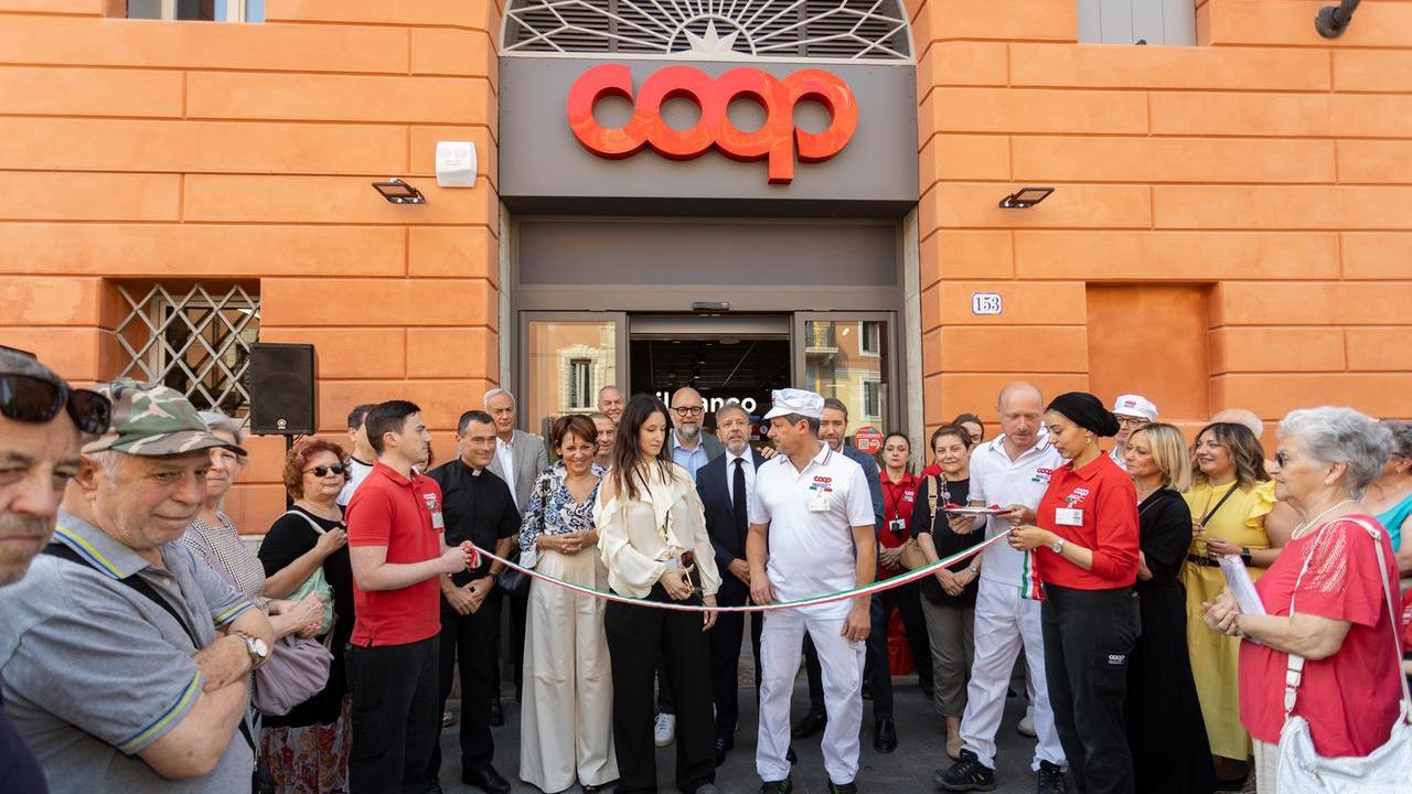 Taglio del nastro per la Coop in Canalchiaro