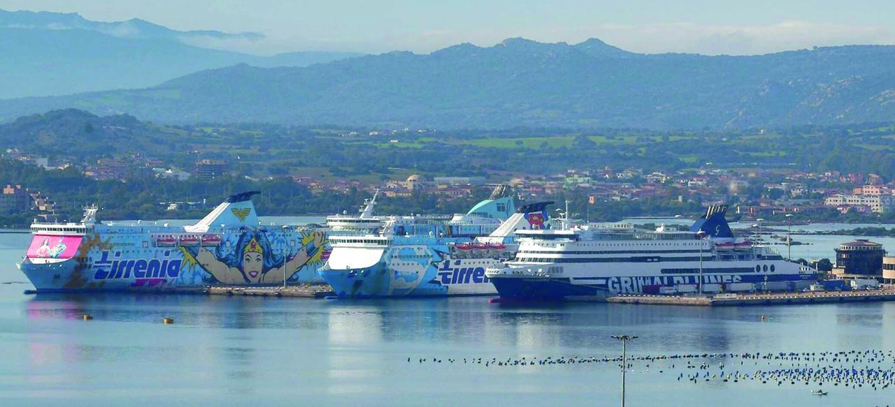 Il rientro nell’isola in nave è un viaggio di lusso: «Oltre 800 euro senza cabina»