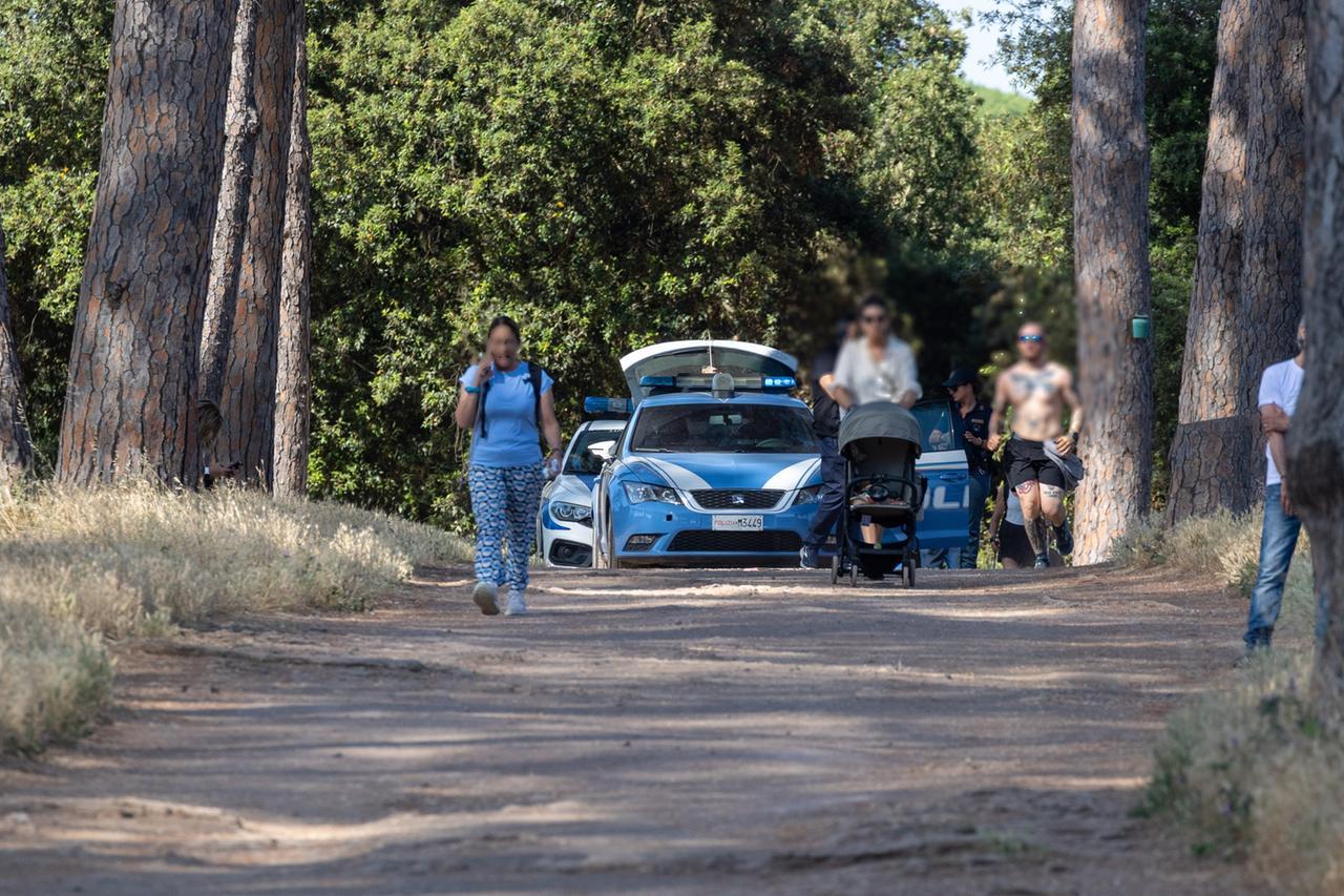 Identificata la donna trovata morta a Villa Pamphili con la figlia. Cosa non torna: i tempi, le botte alla piccola e la posizione dei corpi