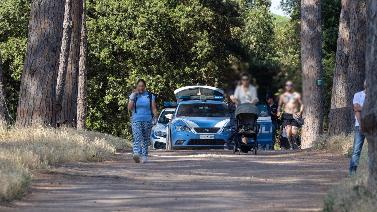 Identificata la donna trovata morta a Villa Pamphili con la figlia. Cosa non torna: i tempi, le botte alla piccola e la posizione dei corpi