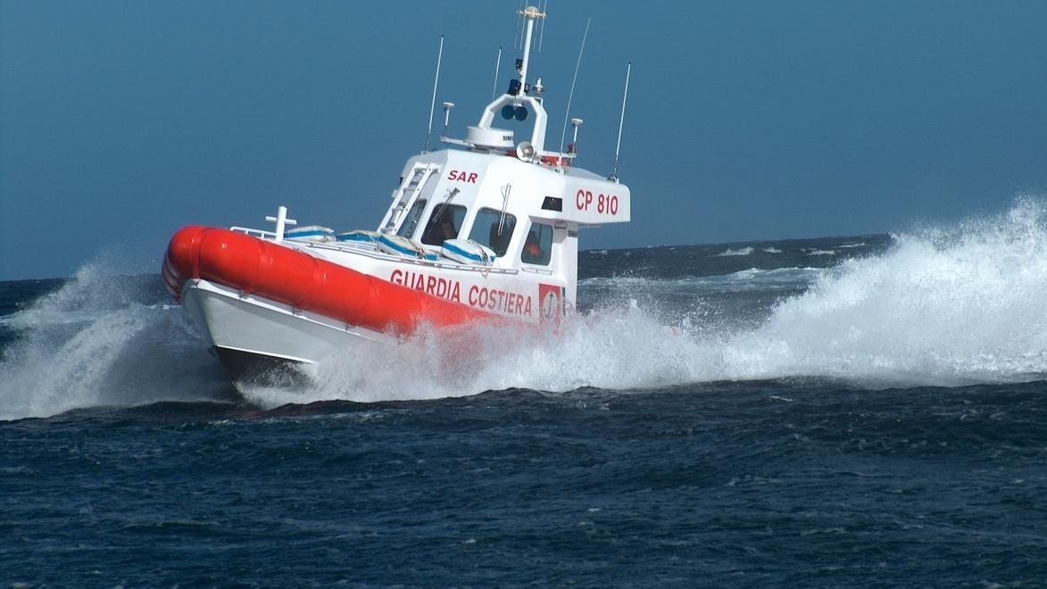 Trovato un cadavere in mare: mistero sull’identità