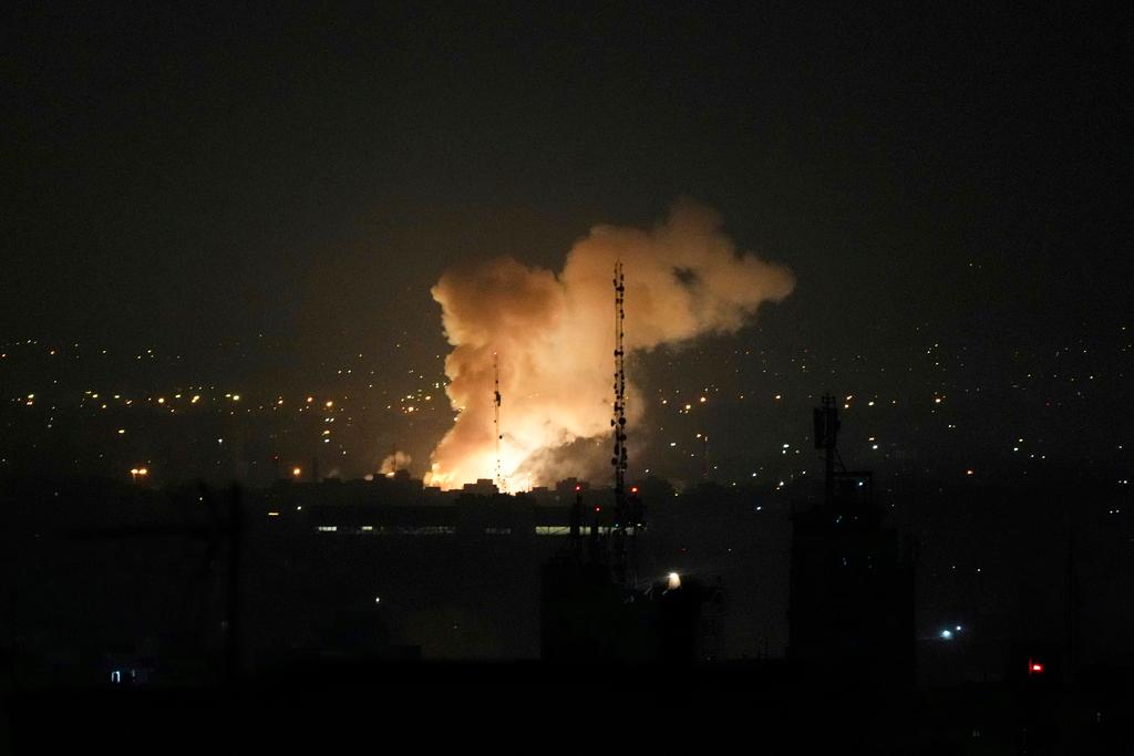Israele attacca l’Iran: colpiti siti nucleari e militari. Teheran risponde con i droni. Trump: «Spero in negoziati»
