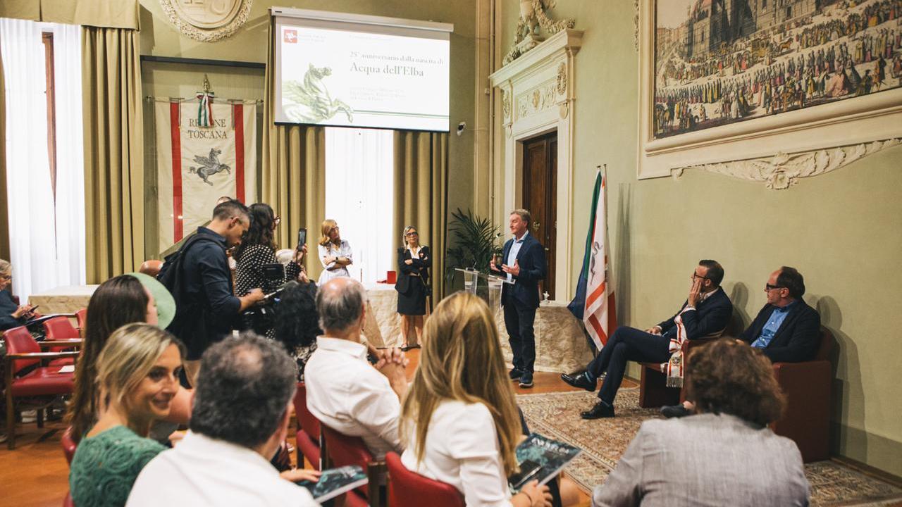 Venticinque anni di Acqua dell’Elba, il consiglio regionale premia l’azienda