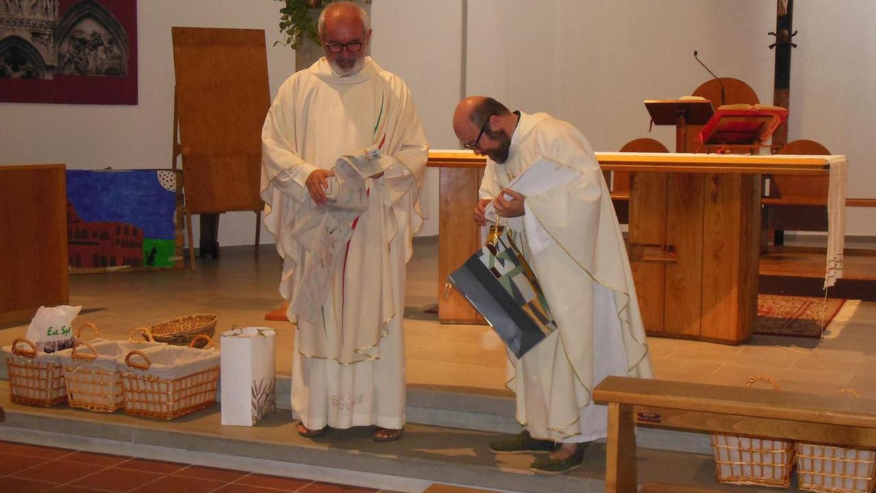 Don Emanuele Zappaterra, la festa e i saluti. «Torno in missione contro le povertà»