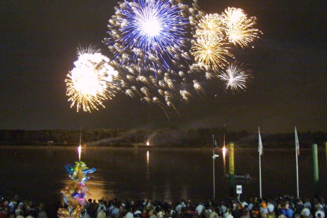 Torna PiroPo: lo spettacolo di fuochi d’artificio sul Grande Fiume