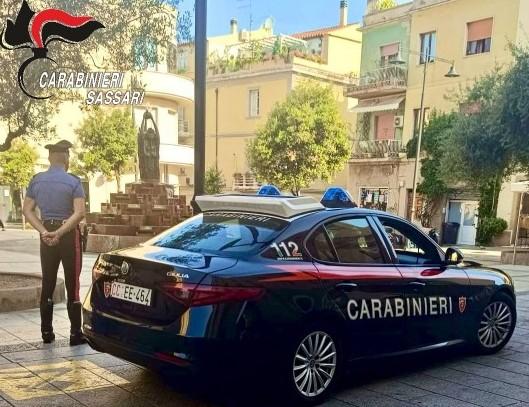 Ruba la macchina di una donna parcheggiata in centro: arrestato un 24enne