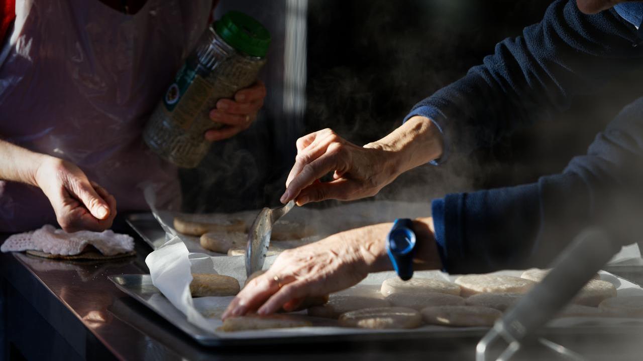 Poveri sempre più a lungo: il 72% delle 808 persone aiutate nel 2024 era già stato seguito in passato