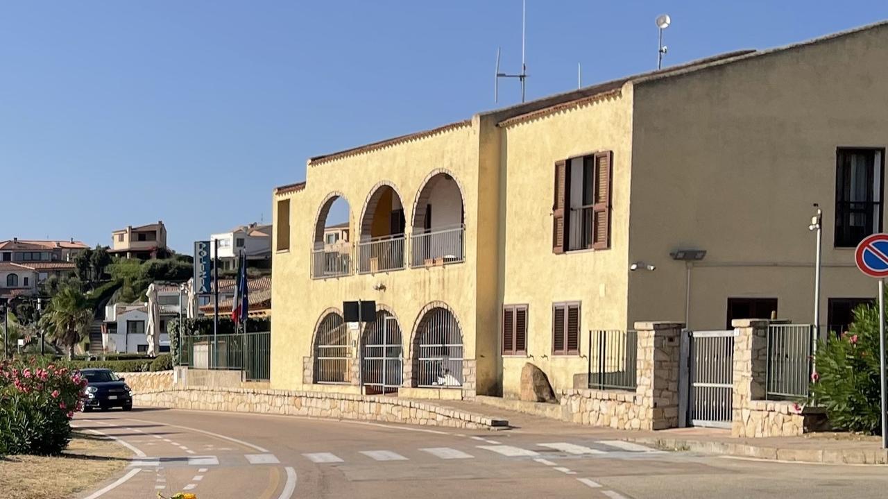 Per ora la polizia resta al suo posto. Il sindaco: «Si trovi una soluzione»