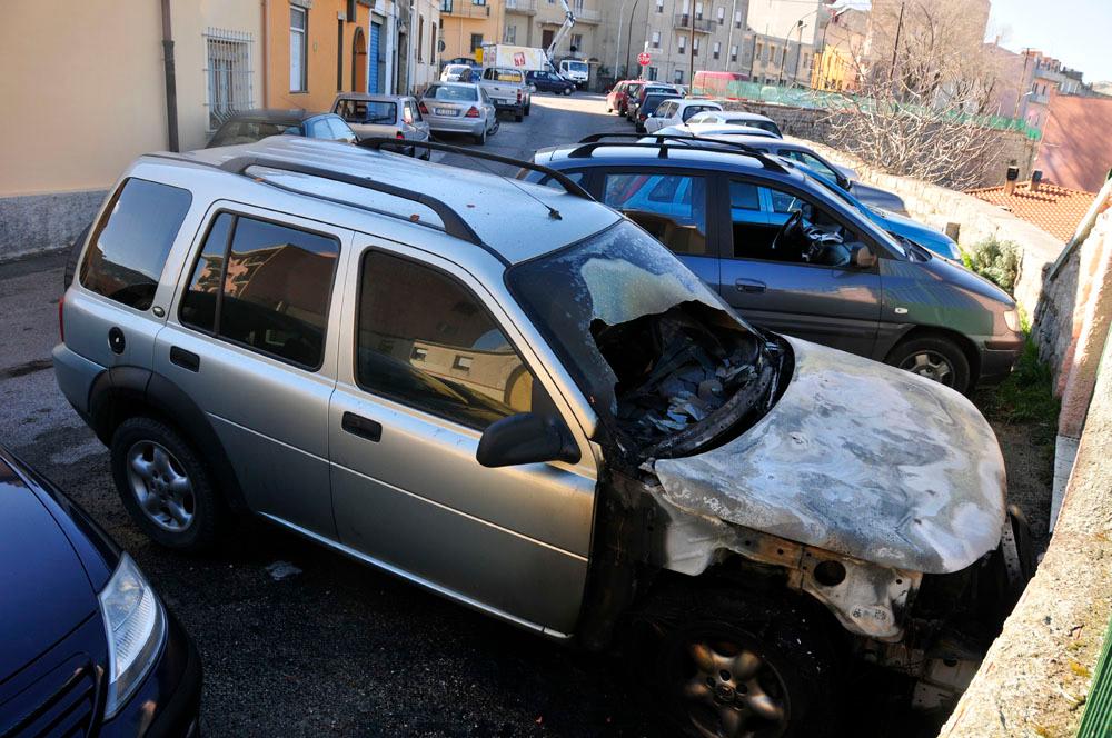 Incendiata un\\_altra auto in città. Questa volta ne ha fatto le spese un meccanico nuorese