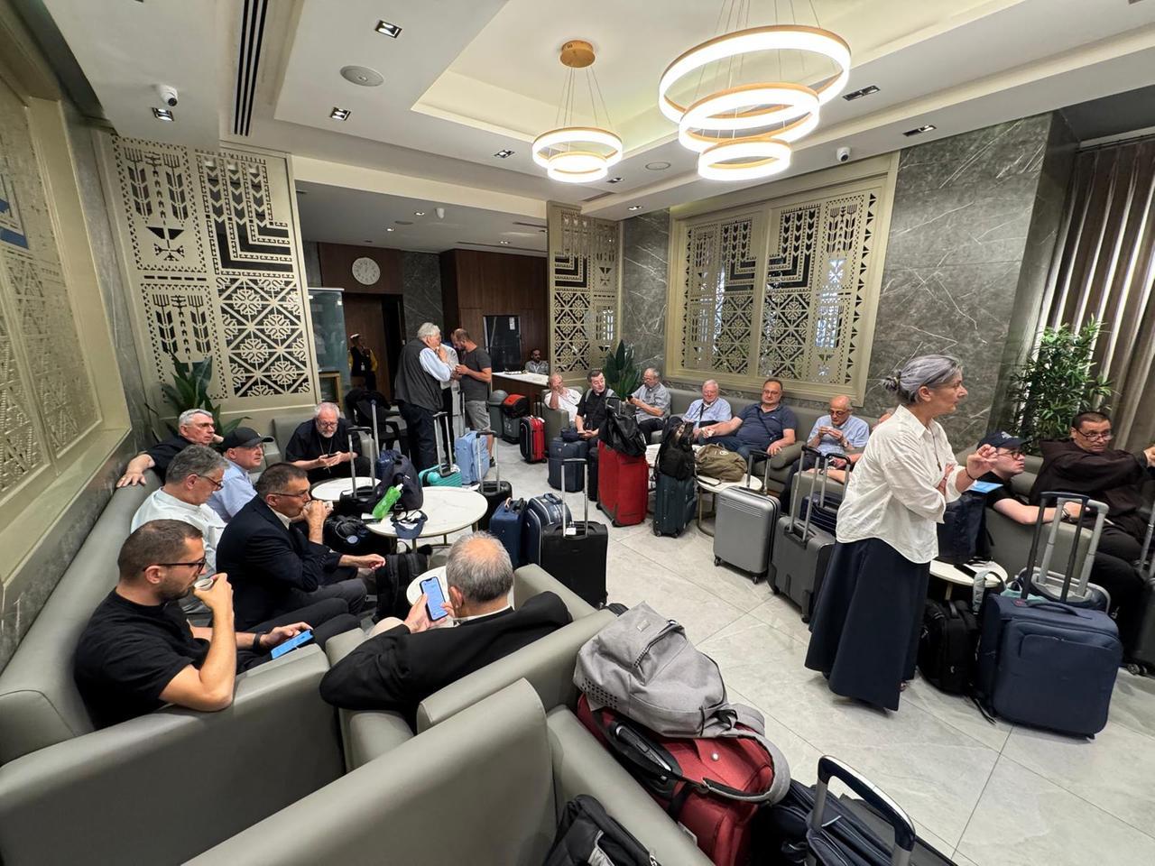 
	I vescovi toscani in attesa di partire dall'aeroporto di Amman (Giordania)

