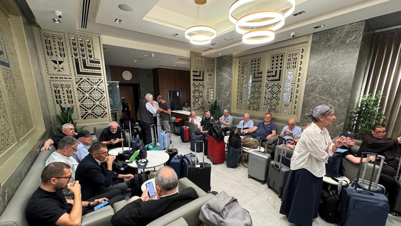 I vescovi toscani in attesa di partire dall'aeroporto di Amman (Giordania)