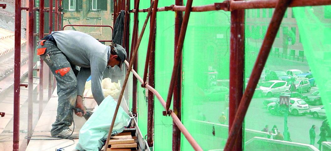 
	Un lavoratore in un cantiere edile (archivio)


