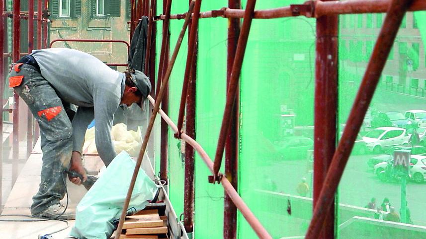 Un lavoratore in un cantiere edile (archivio)