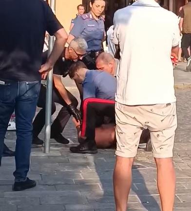 Rubiera: danneggia un’auto e semina il panico in strada, il sindaco ora invoca il Daspo urbano