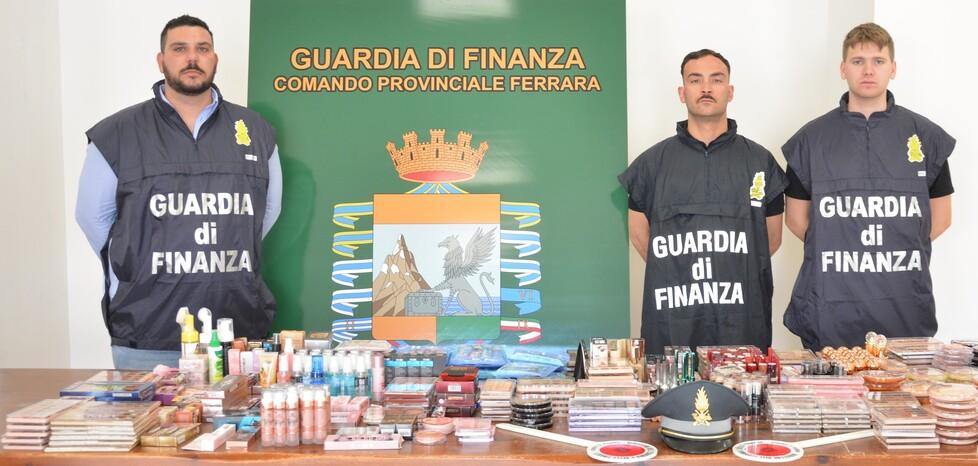 A Ferrara in un negozio borse e accessori di marca ma contraffatti