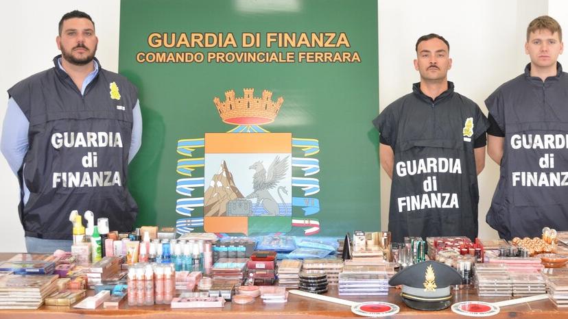A Ferrara in un negozio borse e accessori di marca ma contraffatti