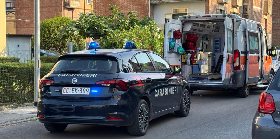 Ferrara, cade dalle scale e finisce sul vetro. Arteria recisa, operato d’urgenza