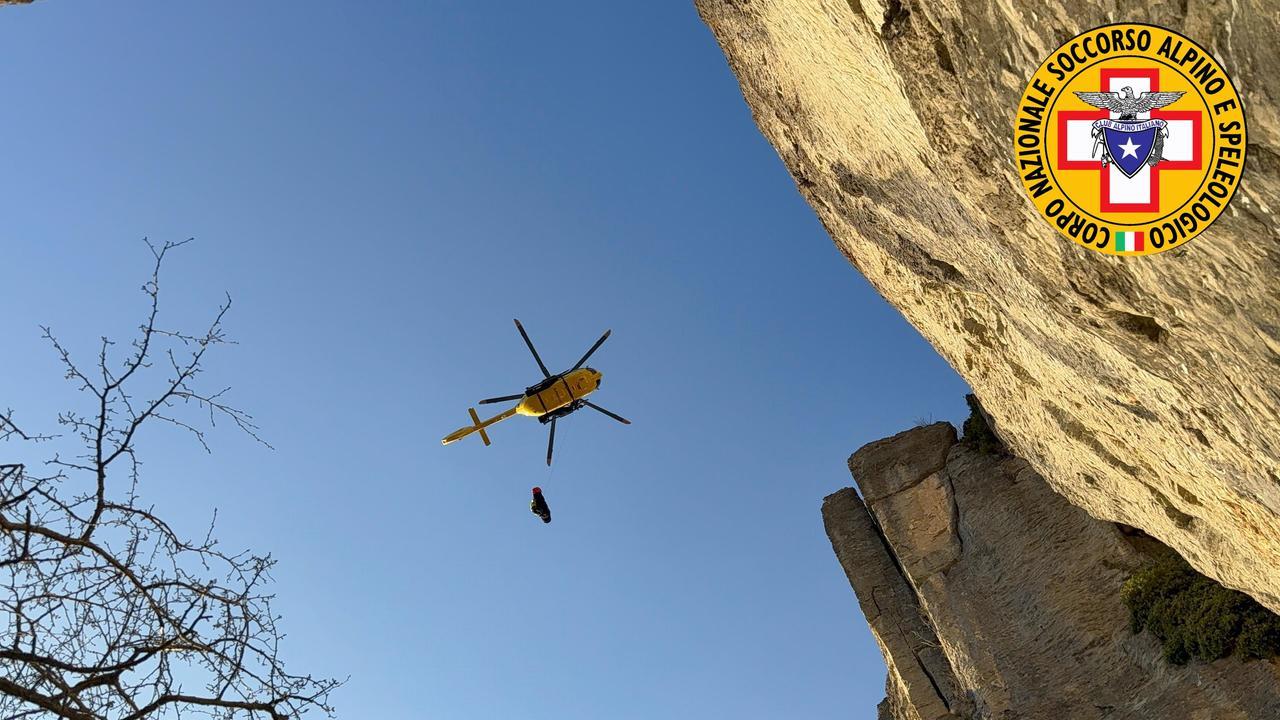Si sente male sulla ferrata della Pietra Bismantova: soccorsa in elicottero