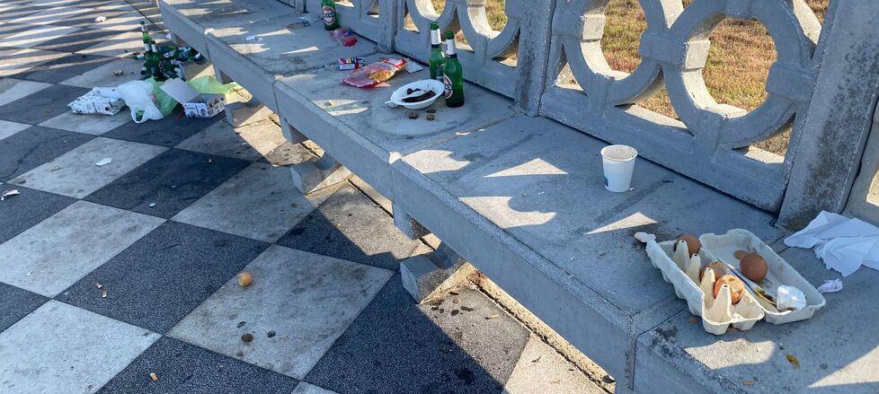 Livorno, incivili in Terrazza Mascagni: bottiglie, cibo e rifiuti abbandonati. Il sindaco: «Identificheremo chi fa le ribotte»