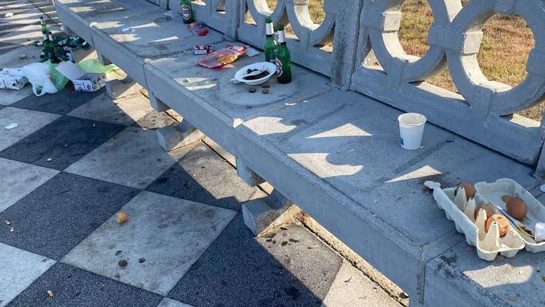 Livorno, incivili in Terrazza Mascagni: bottiglie, cibo e rifiuti abbandonati. Il sindaco: «Identificheremo chi fa le ribotte»