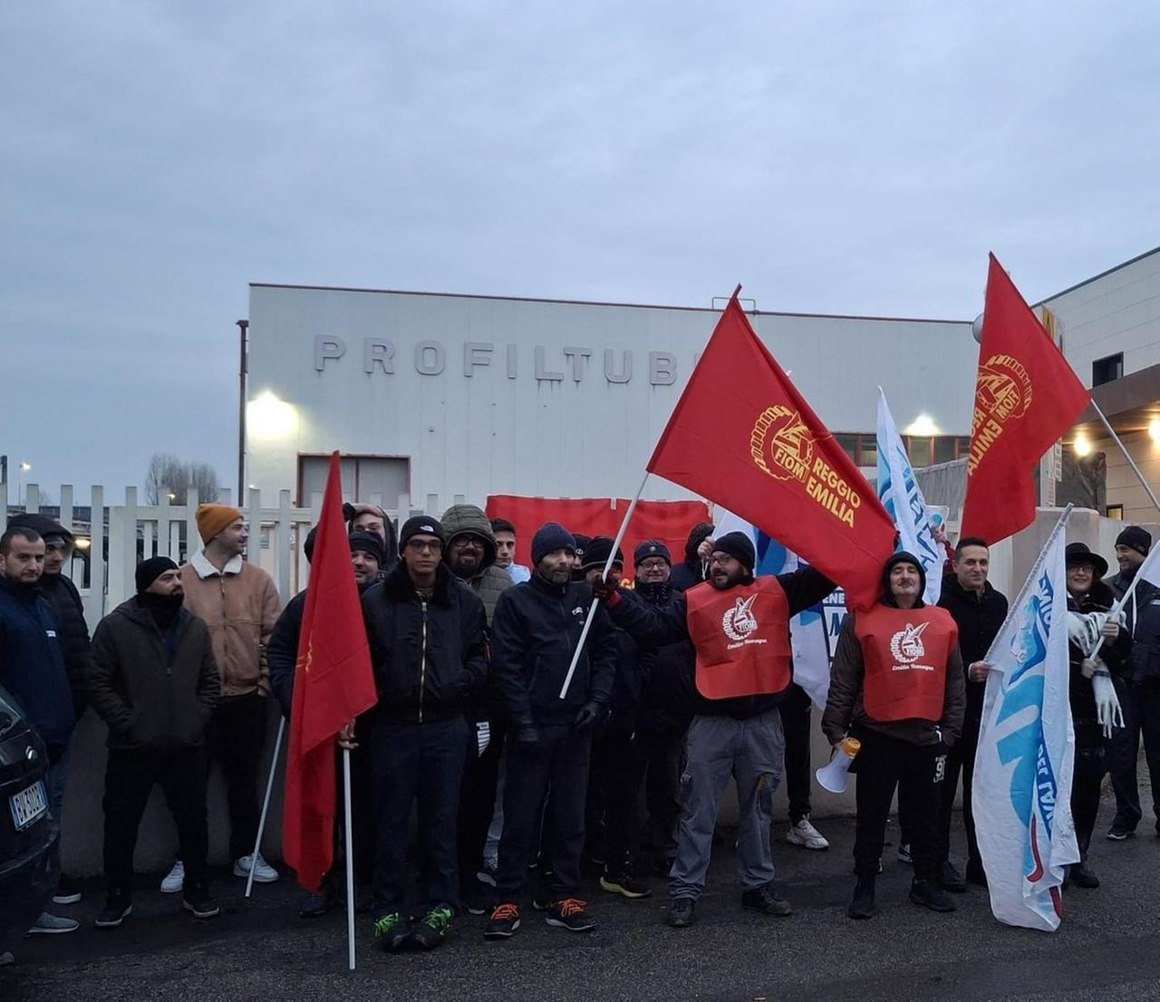 Da Profiltubi lettere di richiamo ai lavoratori che scioperano, la Fiom: «Atto antisindacale, reagiremo»