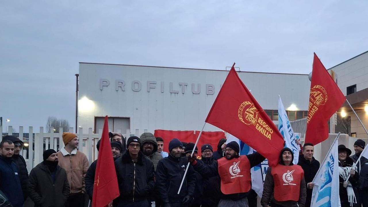 Da Profiltubi lettere di richiamo ai lavoratori che scioperano, la Fiom: «Atto antisindacale, reagiremo»