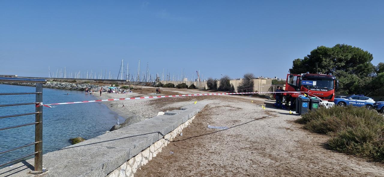 Trovato il corpo senza vita di un 16enne davanti alla spiaggia: “Morte da decifrare”