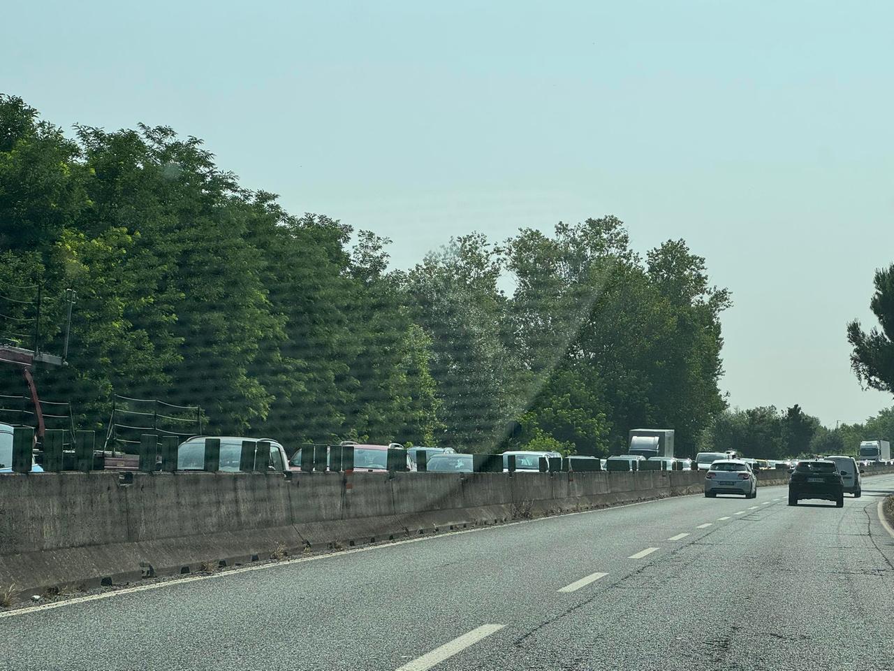 
	La situazione del traffico in direzione mare&nbsp;(foto gruppo fb Dannati della Fi-Pi-Li)

