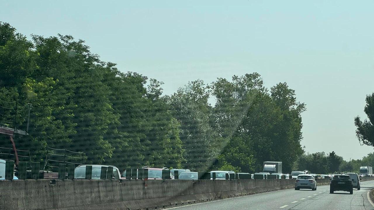 La situazione del traffico in direzione mare (foto gruppo fb Dannati della Fi-Pi-Li)