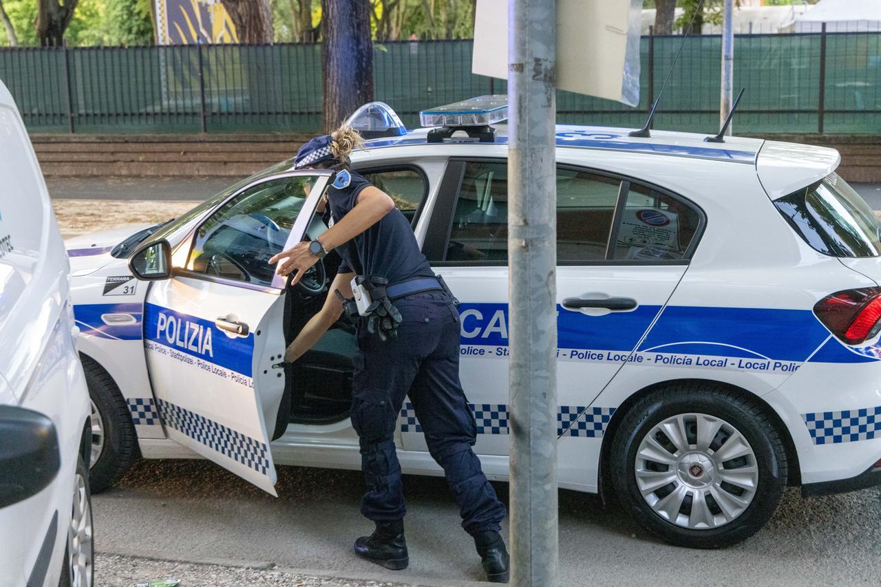 Ferrara, tentano di eludere i controlli: smascherati dagli agenti