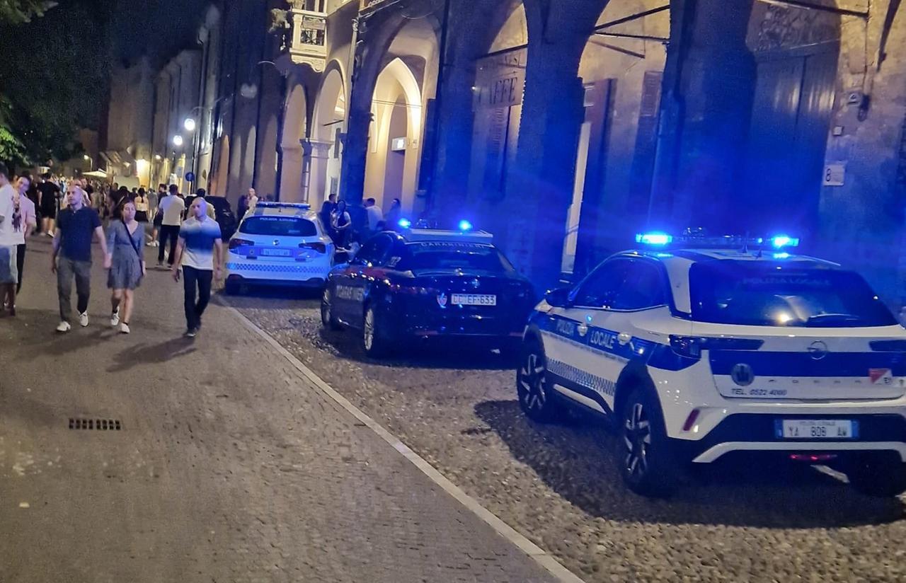 Fuochi d’artificio esplosi tra la gente nel cuore della movida: panico in piazza Fontanesi