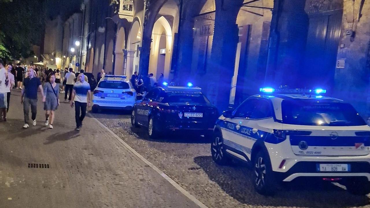 Fuochi d’artificio esplosi tra la gente nel cuore della movida: panico in piazza Fontanesi