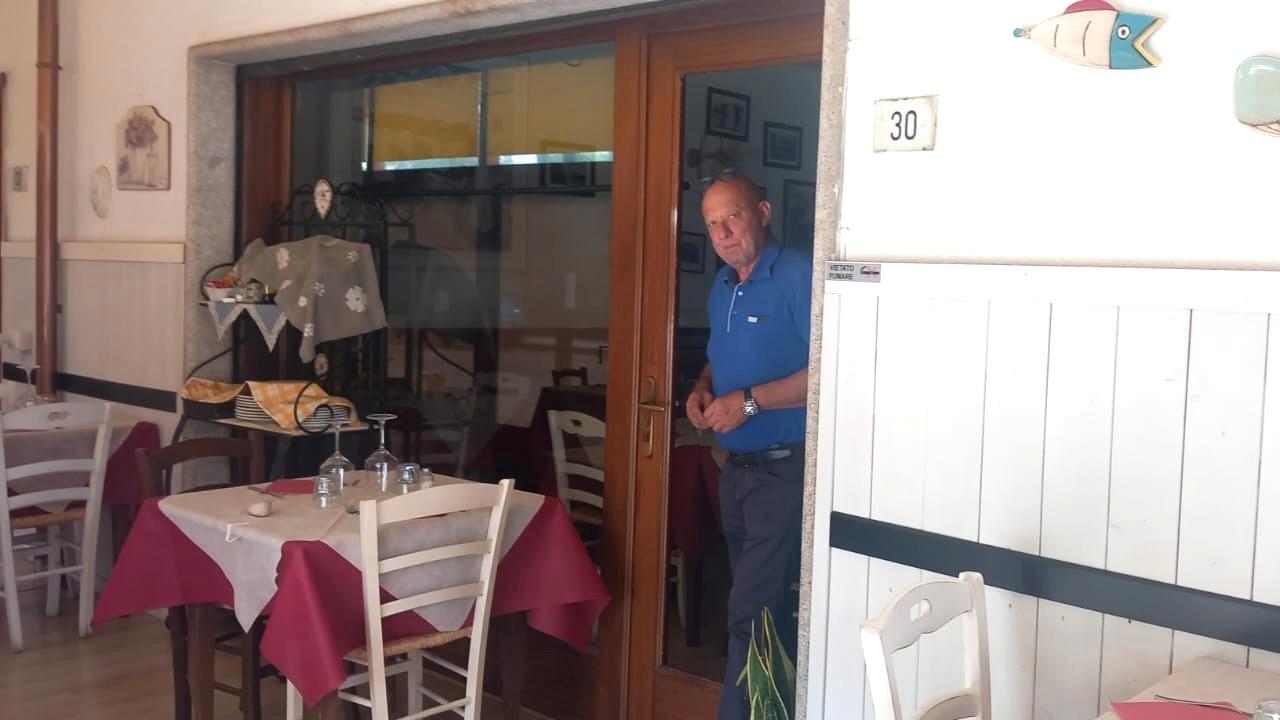 Il proprietario Gerolamo Gambella sulla porta del ristorante