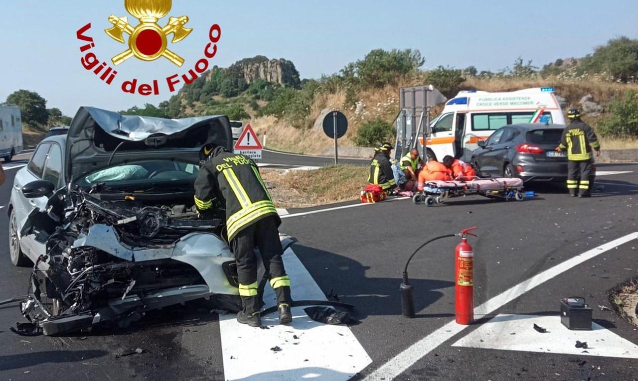 Ennesimo scontro tra due auto sulla 131, un ferito grave trasportato con l’elicottero