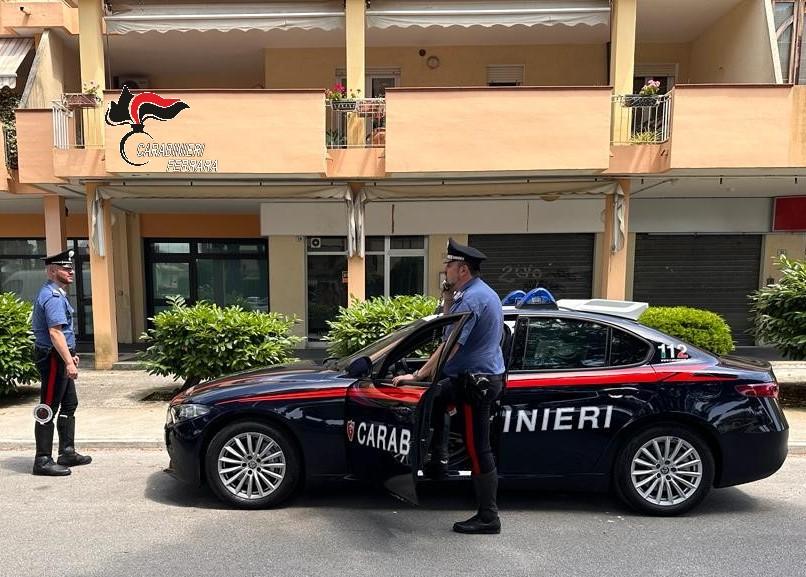 Strattona e insulta i carabinieri, arrestato a Porto Garibaldi