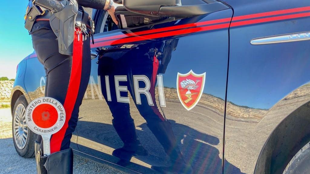 Tragedia della strada: con l’auto precipita in un burrone e muore
