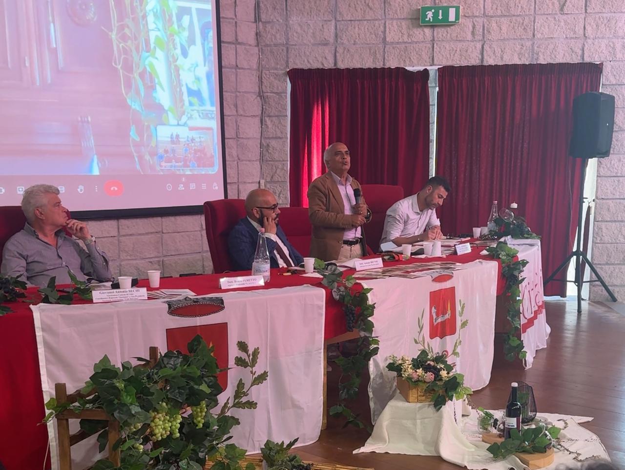 VINI DI COROS. Nelle foto alcuni momenti del convegno. La premiazione di Giovanni “Nanni” Chessa e la consegna della targa alla moglie di Pier Paolo Fiori