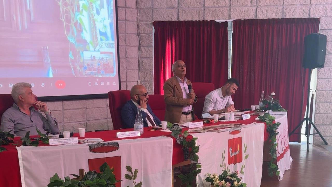 VINI DI COROS. Nelle foto alcuni momenti del convegno. La premiazione di Giovanni “Nanni” Chessa e la consegna della targa alla moglie di Pier Paolo Fiori