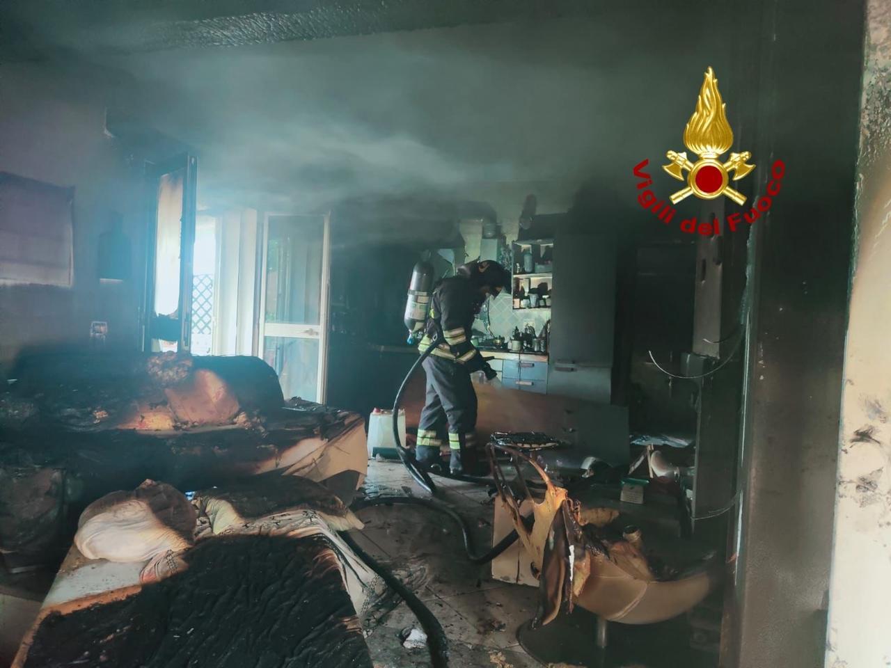 Incendio in una casa di Siniscola: danni in tutta la zona giorno