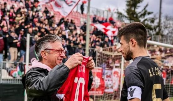 
	Il presidente biancorosso Claudio Lazzaretti con il capitano Alessandro Calanca nella foto di Daniele Lugli

