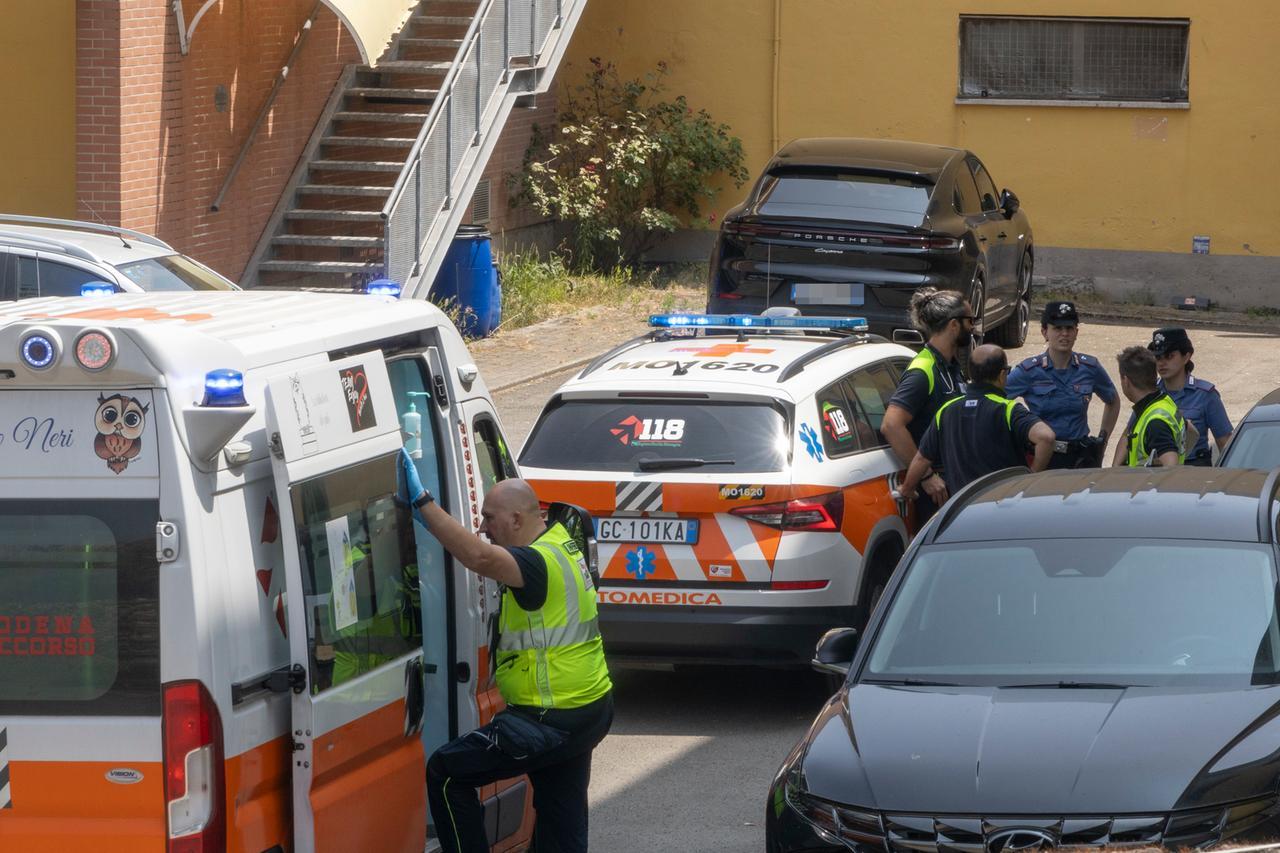 
	I soccorsi del personale del 118, indagano i carabinieri (Foto: Luigi Esposito)

